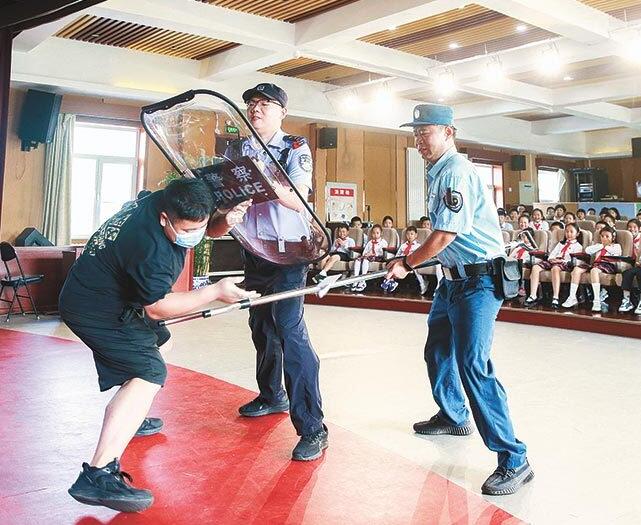 警用装备1.jpg